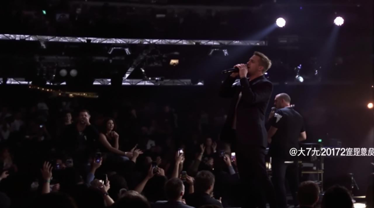 某歌手演唱会现场突发状况,台下粉丝集体崩溃大哭