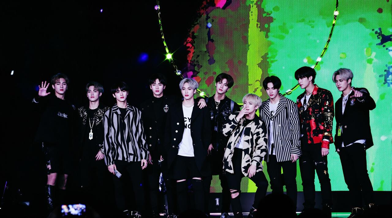 某男团成员疑似出柜?与同性好友互动引发网友热议